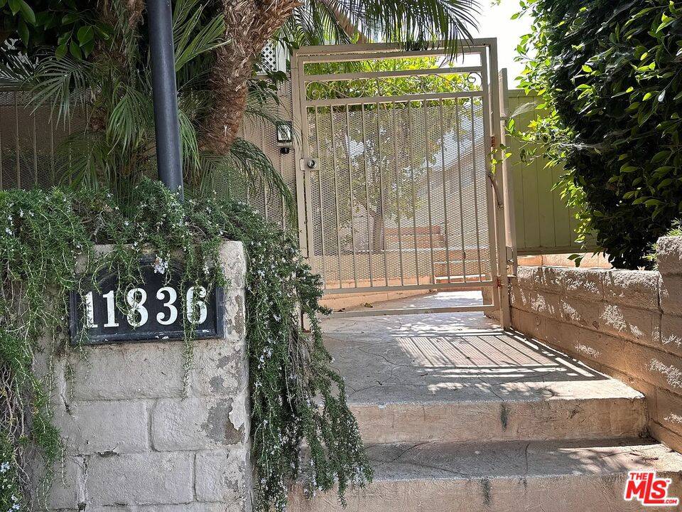 11836   Mayfield Ave 2BR Brentwood La