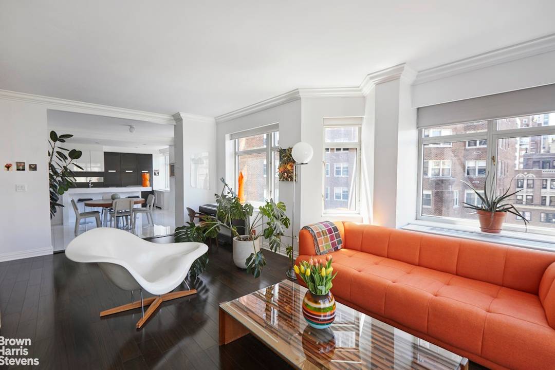 Beautiful Corner 3 bedroom with light and views Spectacular renovated corner three bedroom, three bath home with open city views and sunlight pouring in all day.
