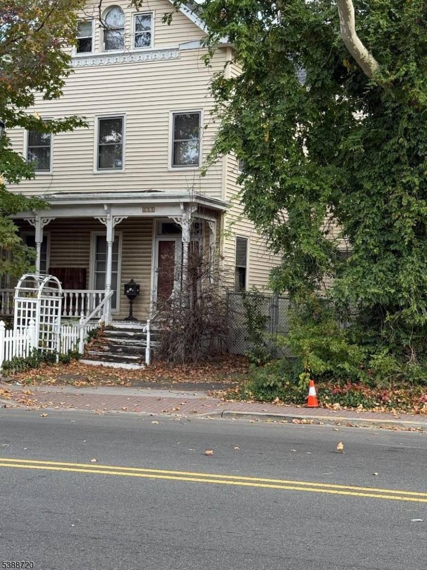 Prime Location with Endless Possibilities !