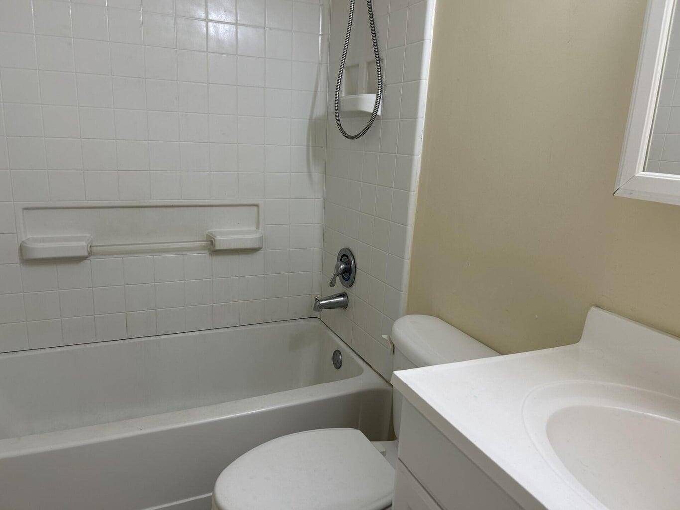 Charmin ground floor condo, 2 bedroom, one and half bath, care free tiled floors, pool view from your screened porch.