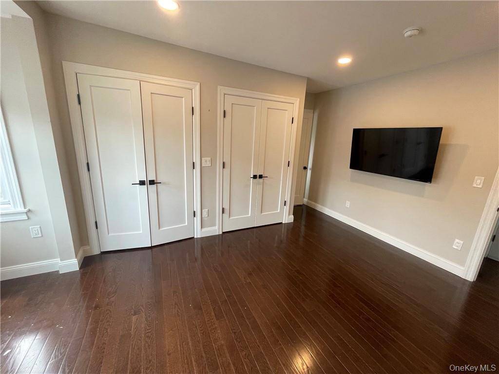 Beautiful 3 Bedrooms renovated new kitchen bathroom all new ss appliances