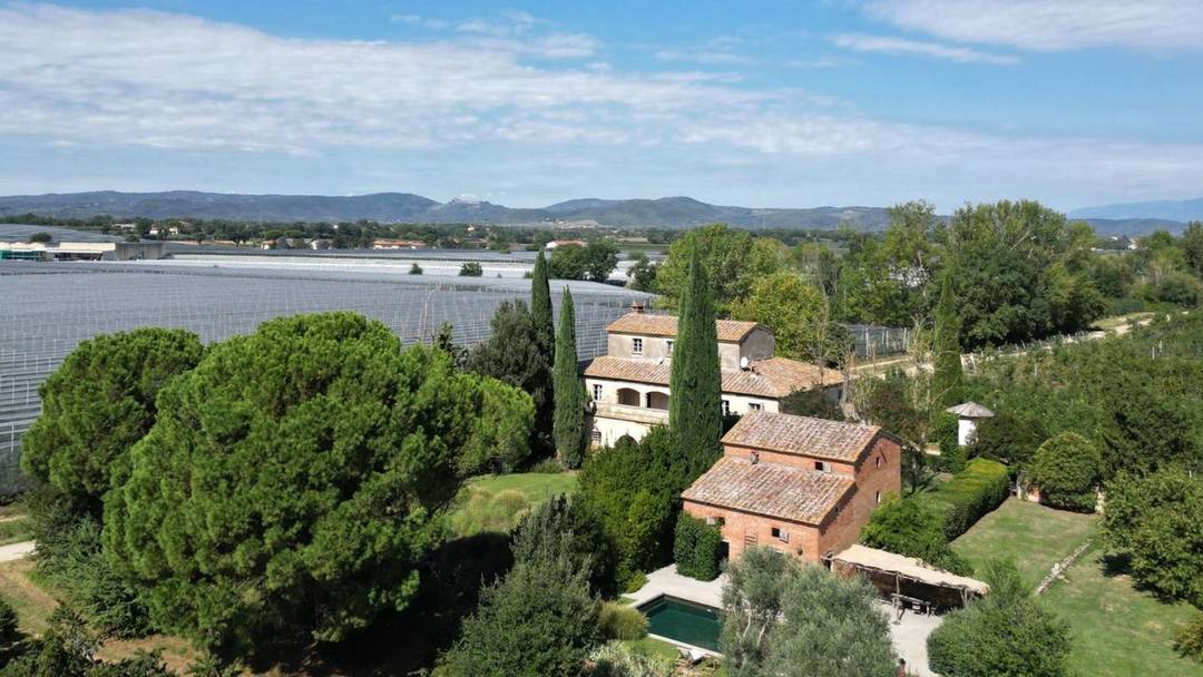 Restored country house for sale in Tuscany countryside, in Monte san Savino: swimming pool, garden, guest house and property land for 3.000 square met