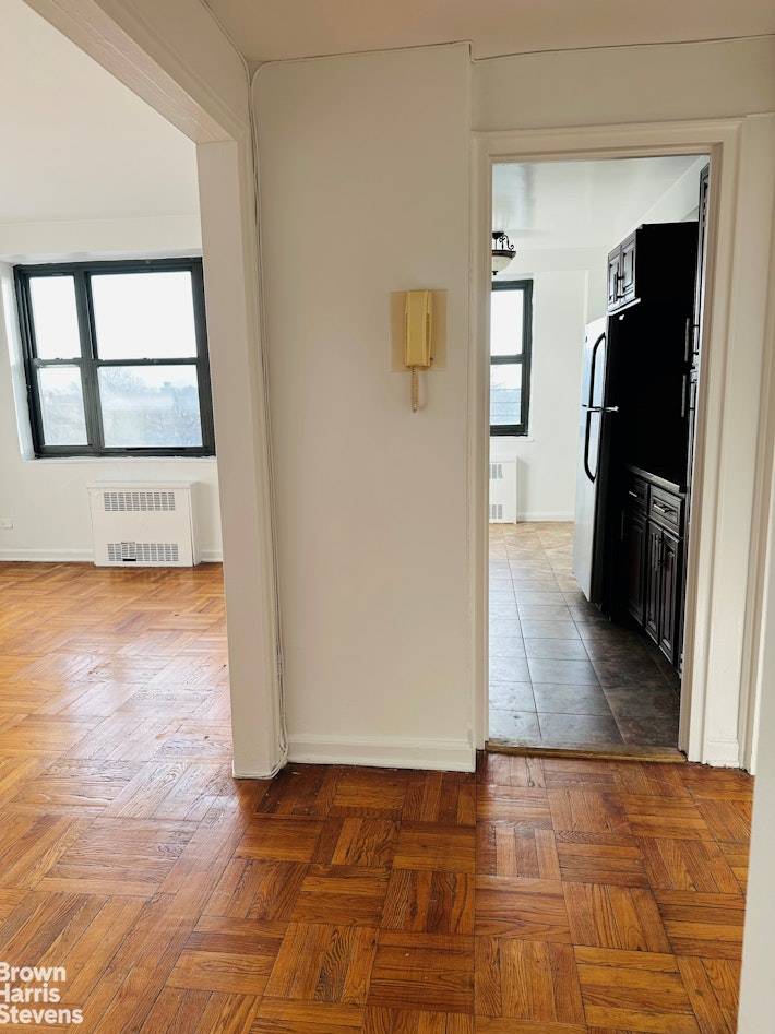 Spacious and Bright 2 Bedroom Apartment in Spuyten Duyvil for Rent This recently renovated, true 2 bedroom, 1 bathroom apartment is located on the 9th floor of a sought after ...