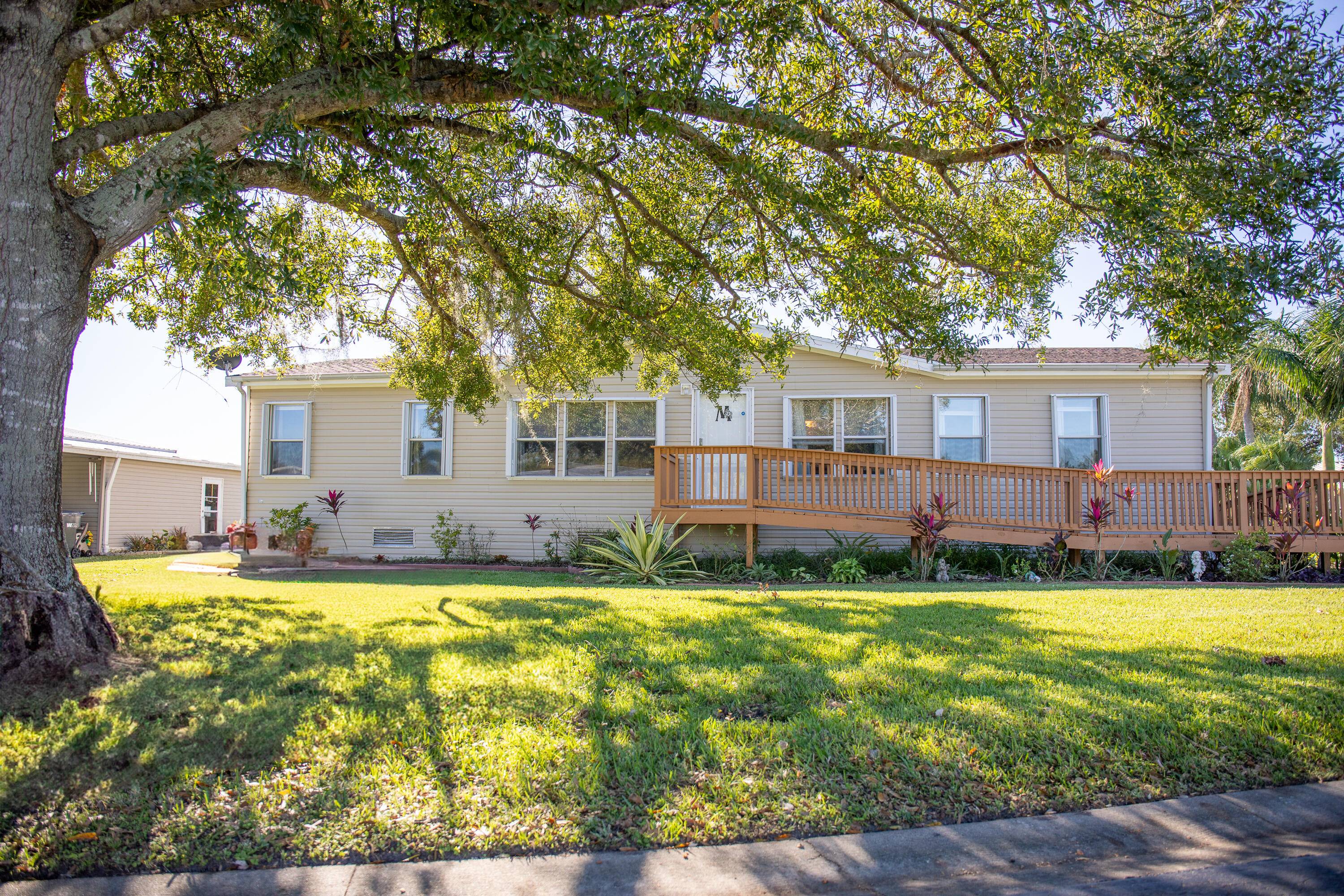 Seminole Cove MOTIVATED SELLER This beautifully maintained 3 2 DWMH sits on a desirable corner lot overlooking the lake.