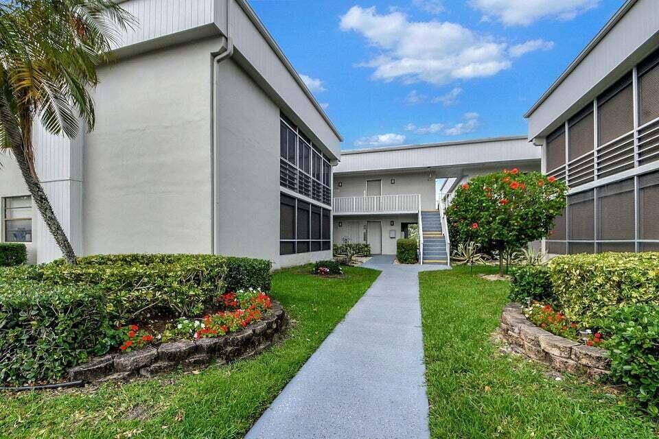 COME ENJOY THE ACTIVE FLORIDA LIFESTYLE IN THIS 2 2 DELUXE MODEL CONDO IN THE VERY DESIRABLE SECTION OF THE ''ISLE OF CAPRI'' SITUATED IN THE CENTER OF SURROUNDING GOLF ...