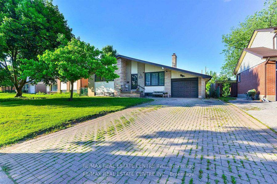 Breathtaking location overlooking The Oakville Golf Course, walking distance to schools and 1km from Sheridan College and Oakville Place amp ; Go.