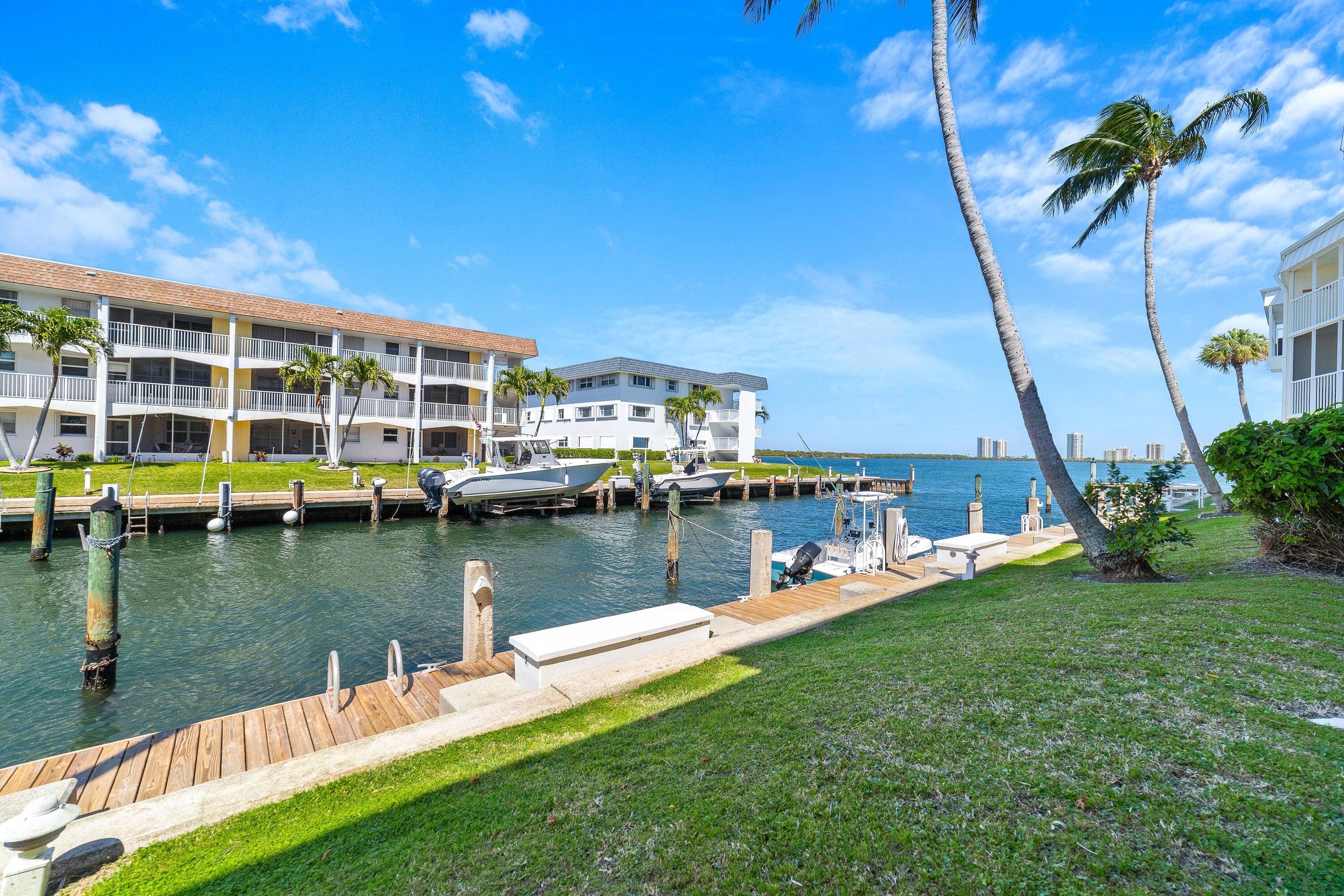 Experience waterfront living at its finest in one of the few studio residences in Palm Beach County situated directly on the Intracoastal.