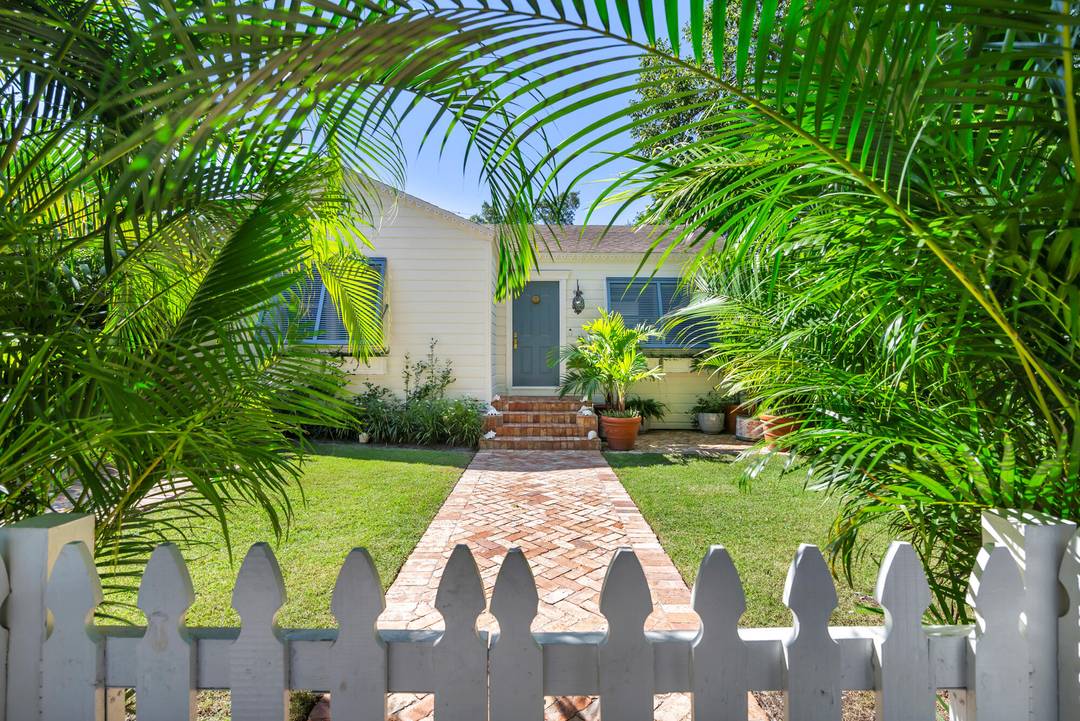 Bermuda Cottage Meets Backyard Oasis This charming 2 bedroom, 1 bath home with an open floor plan has been recently renovated and is nestled in the historic Flamingo Park neighborhood.