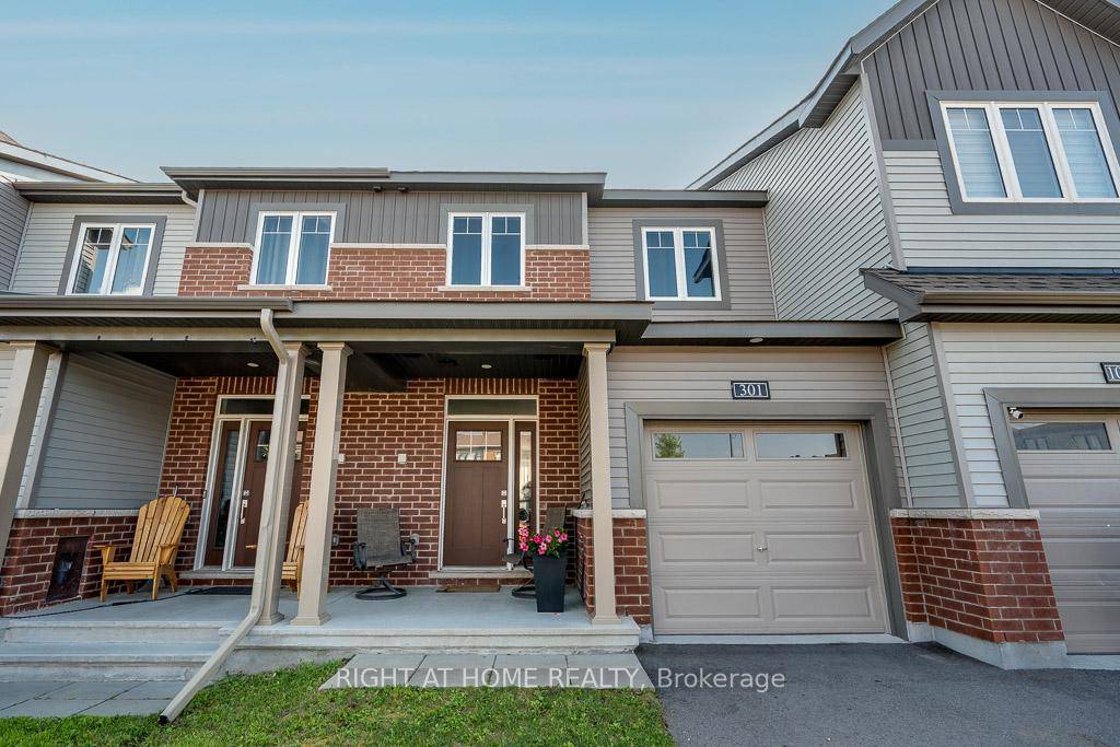 Charming 3 Bedroom, 3 Bathroom Townhome in Sought After Quinns Pointe, Barrhaven !