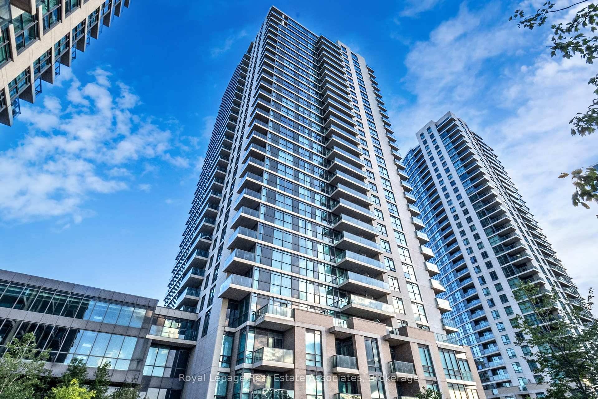 Don't Miss Out On This Corner unit Condo that Boasts Stunning, Unobstructed S E Views Of Toronto Skyline amp ; Lake with plenty of Natural Light.