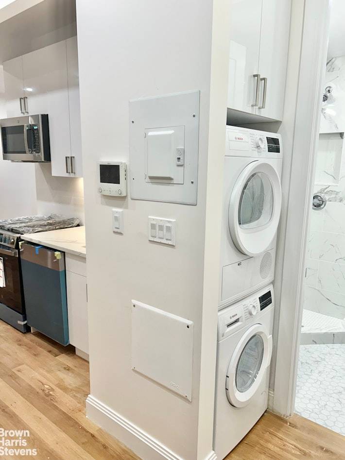 BRAND NEW CARNEGIE HILL 3 bedroom 2 bath with washer and dryer AVAILABLE IMMEDIATELY NO DOGS ALLOWED Three Queen Size Bedrooms Two full windowed marble tiled bathrooms Brand new stainless ...