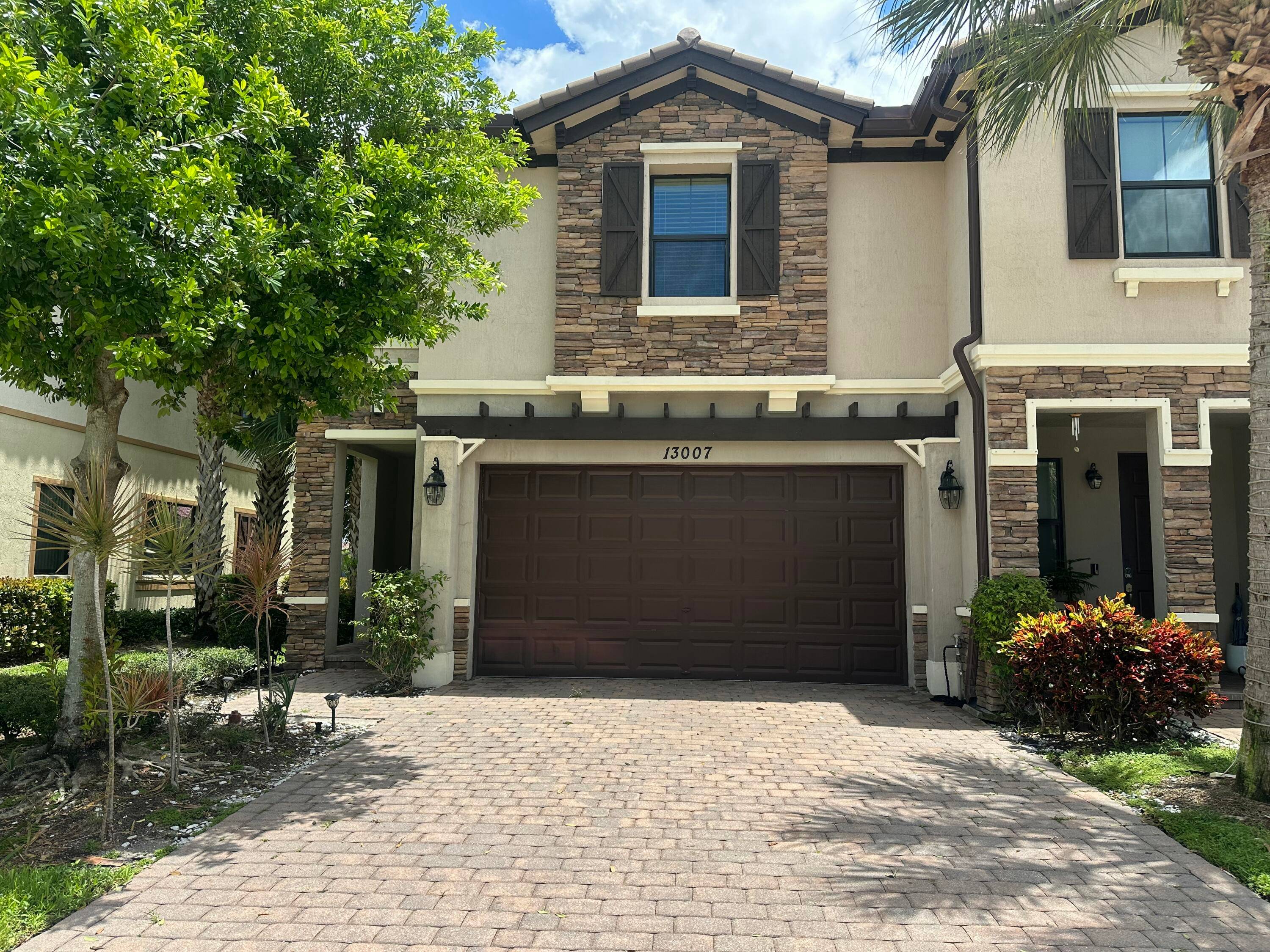 Fabulous 4BR 3. 5BA end unit townhouse in Cambria Parc, Boynton Beach.
