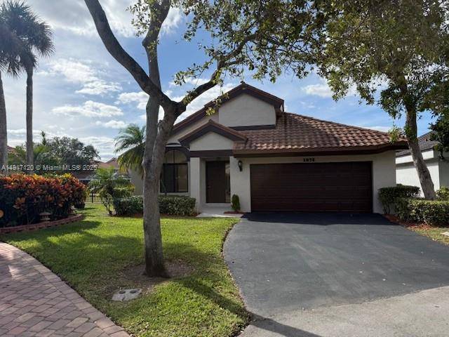 Stunning lakefront pool home on a cul de sac in desirable Cross Creek in Plantation.