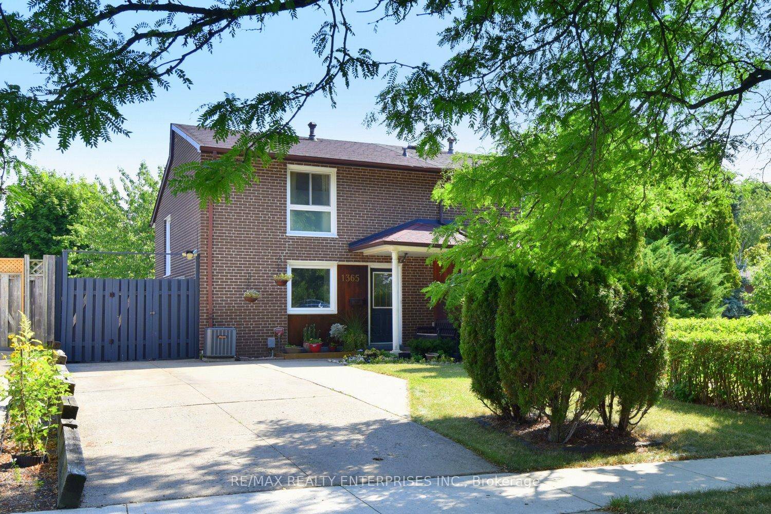 Welcome to this beautifully maintained 3 bedroom Semi, situated on a quiet treed street in Clarkson.