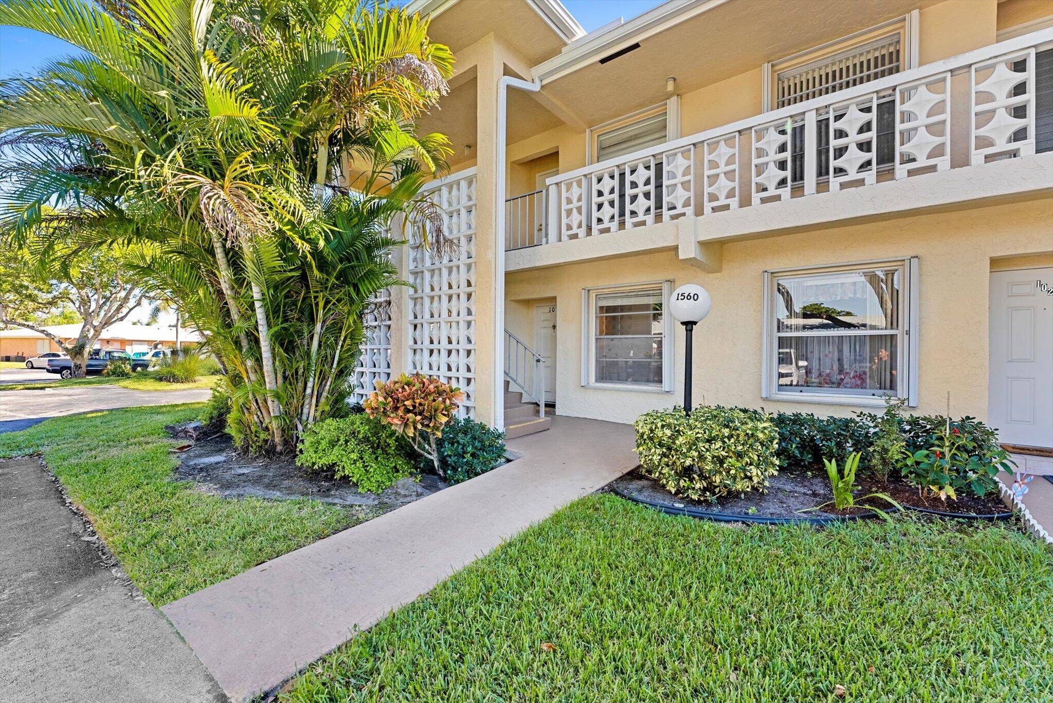 Stunning 2 bedroom, 2 bathroom corner condo, perfectly located on the FIRST floor to enjoy abundant sunlight and breathtaking lake views !