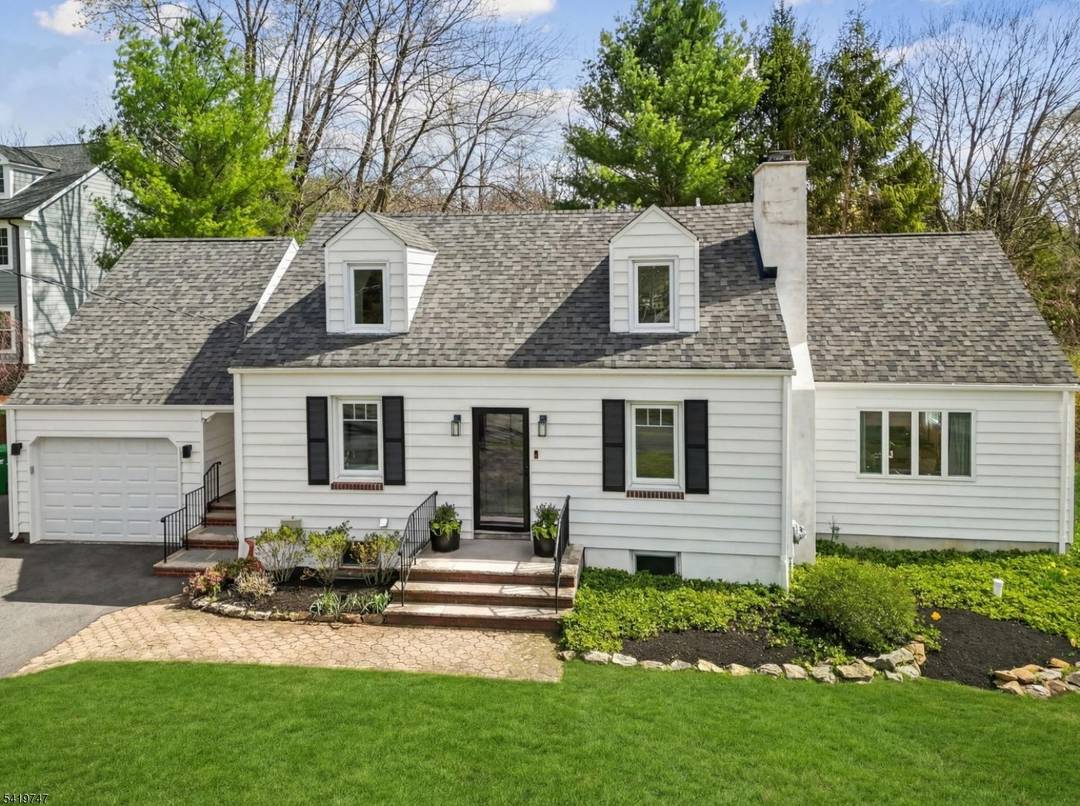 BEAUTIFUL RENOVATED CAPE PRIME MENDHAM LOCATION Just 0.