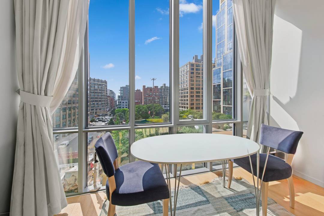 Step into this one of a kind Renzo Piano designed Studio that epitomizes Soho living.