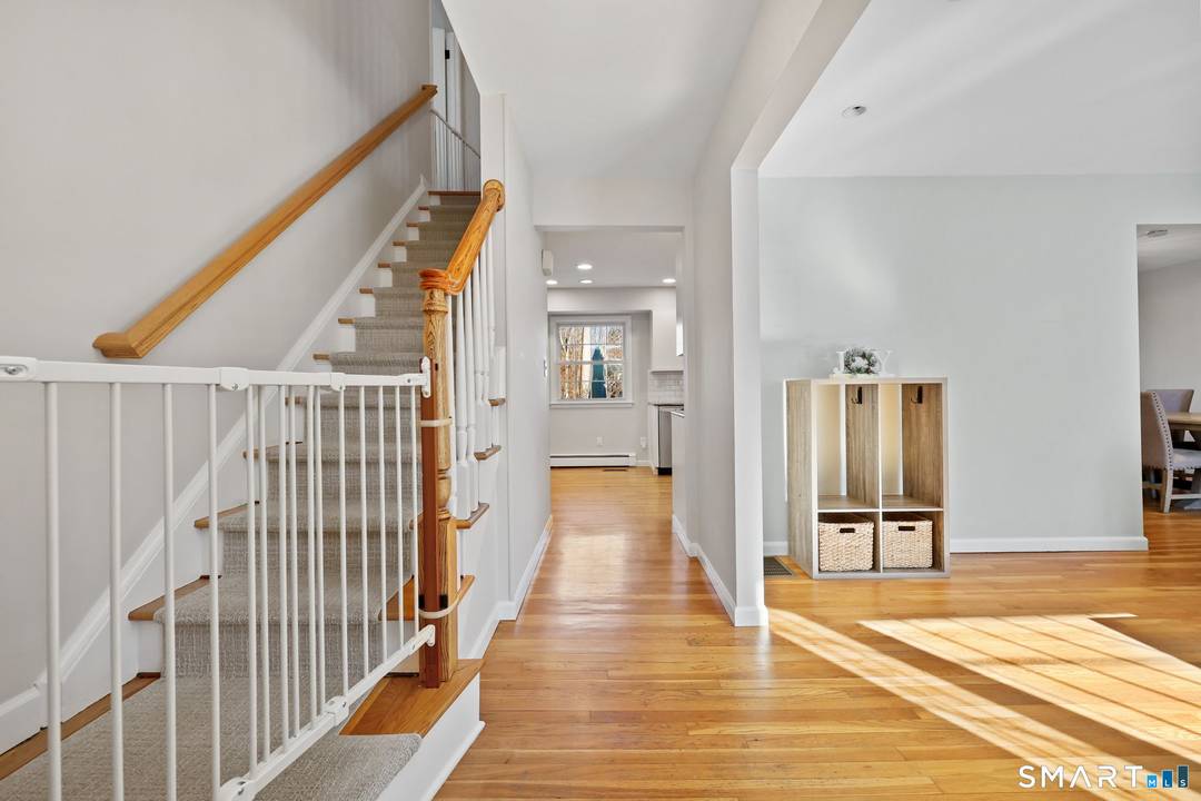 Located on a quiet, private cul de sac in the highly coveted Silvermine neighborhood, 33 Purdy Road East presents a wonderful opportunity to own a classic Colonial in one of ...