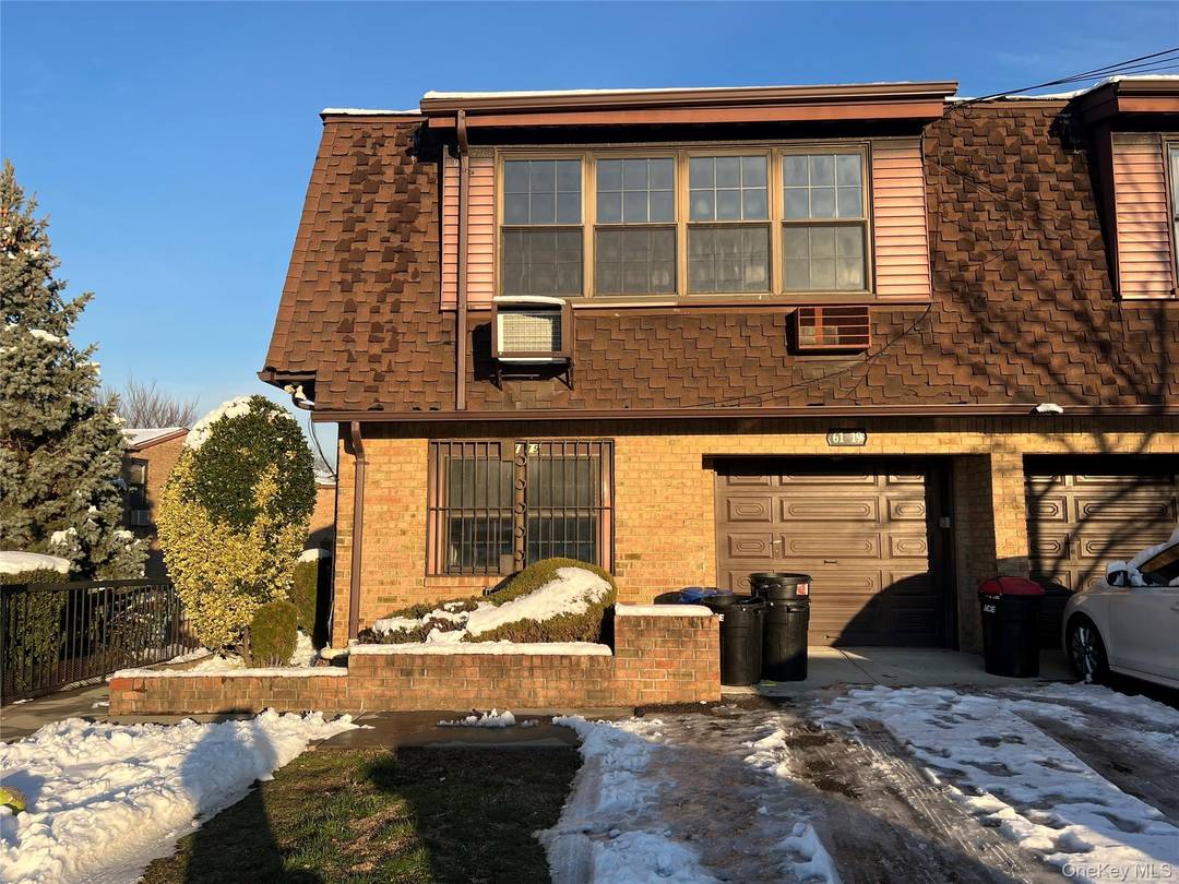 Beautiful fully renovated triplex condo located in a cul de sac at the heart of Oakland Gardens !