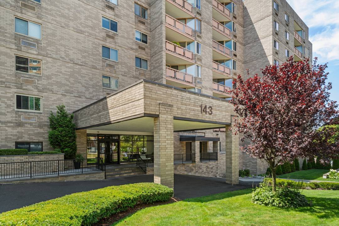 Welcome home to this delightful 2 Bedroom 2 Bath apartment in the heart of downtown Stamford !