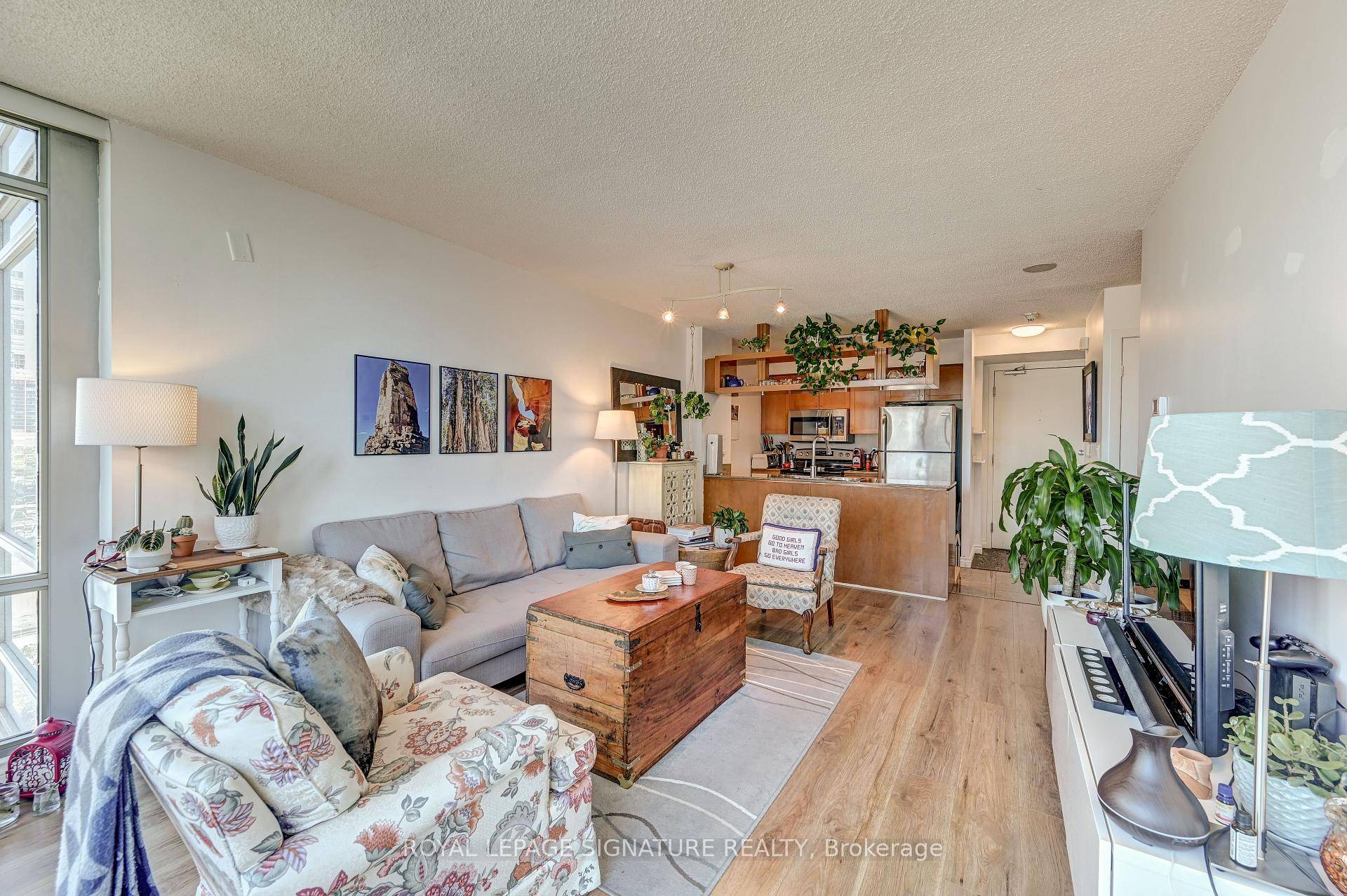Prime Central Location In The Heart Of Downtown, WIth Parking !