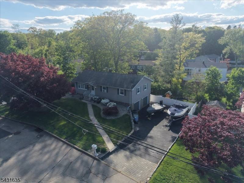 Just listed in Butler ? this beautifully maintained 3 bedroom, 2 bathroom home offers the perfect blend of comfort, convenience, and space.