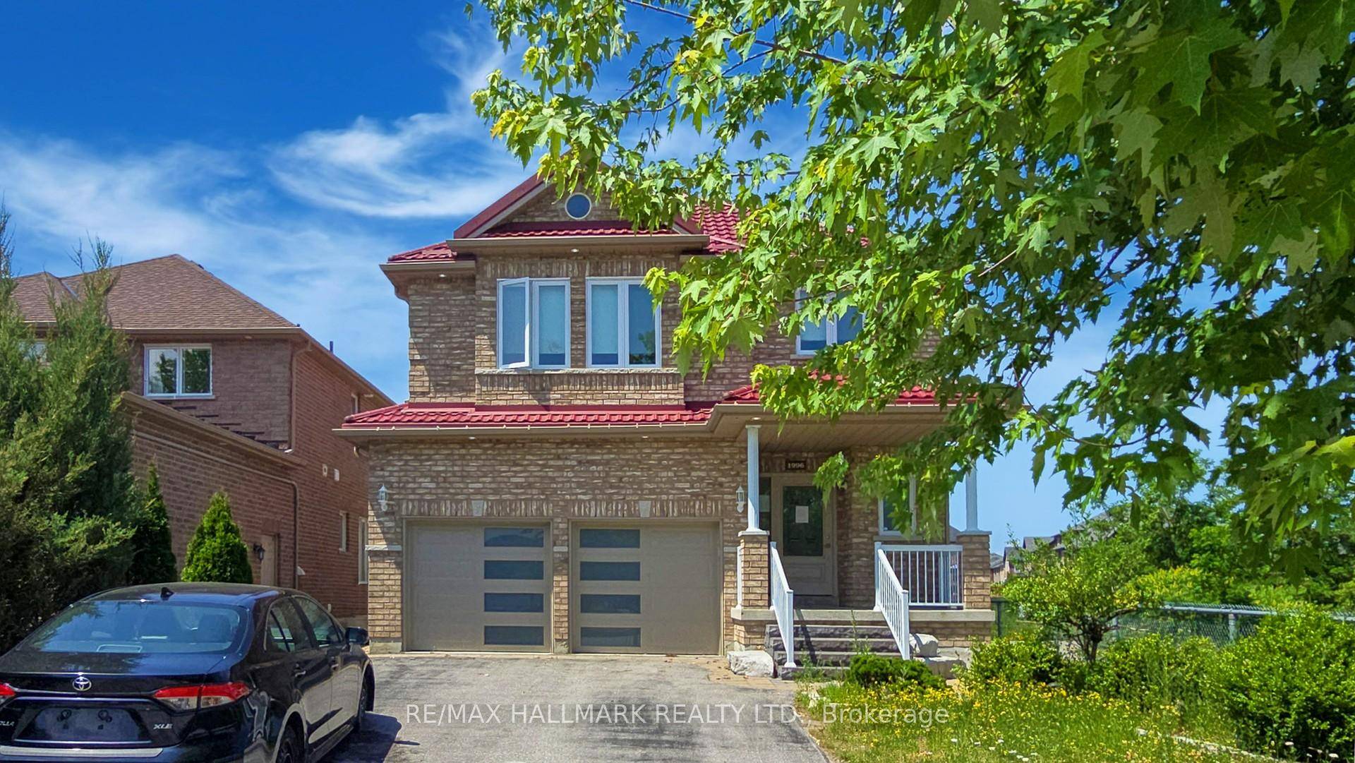 Rare opportunity on a quiet, family friendly court backing onto a scenic pond in one of Innisfils most desirable neighbourhoods.