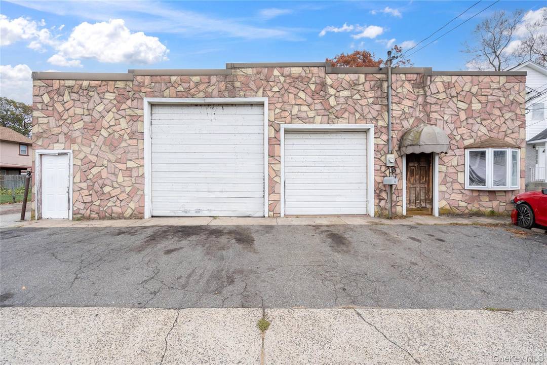 Well positioned property featuring a 2 bay garage and an attached 1 bedroom apartment.