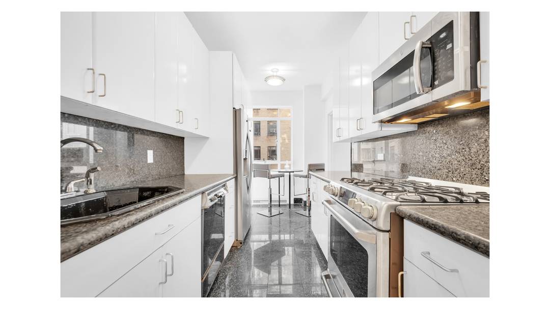 Welcome to your new home at 25 Central Park West, a stunning pre war high rise in the heart of the vibrant Upper West Side !