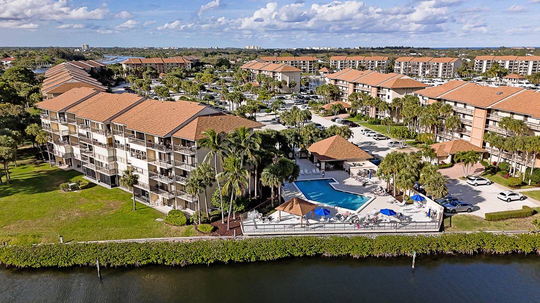 THE ONLY DIRECT INTRACOASTAL PENTHOUSE !