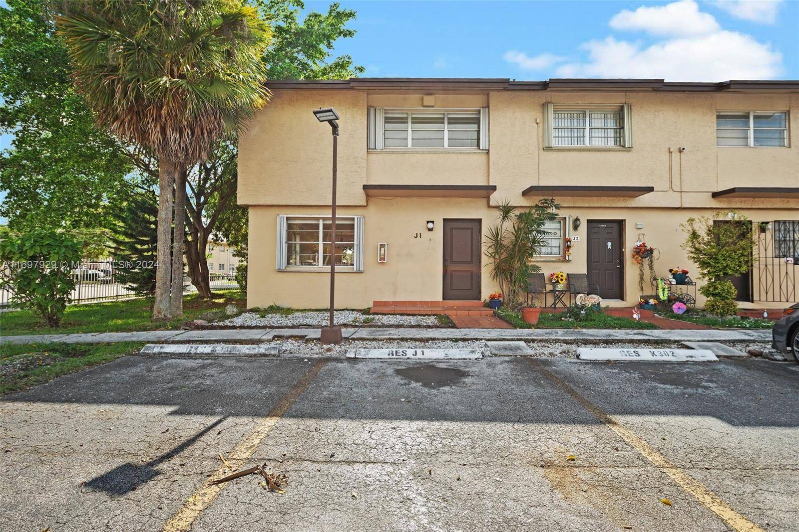 Spectacular 3 spacious Bedrooms 2 Bathrooms condo in the heart of City of Sweetwater.
