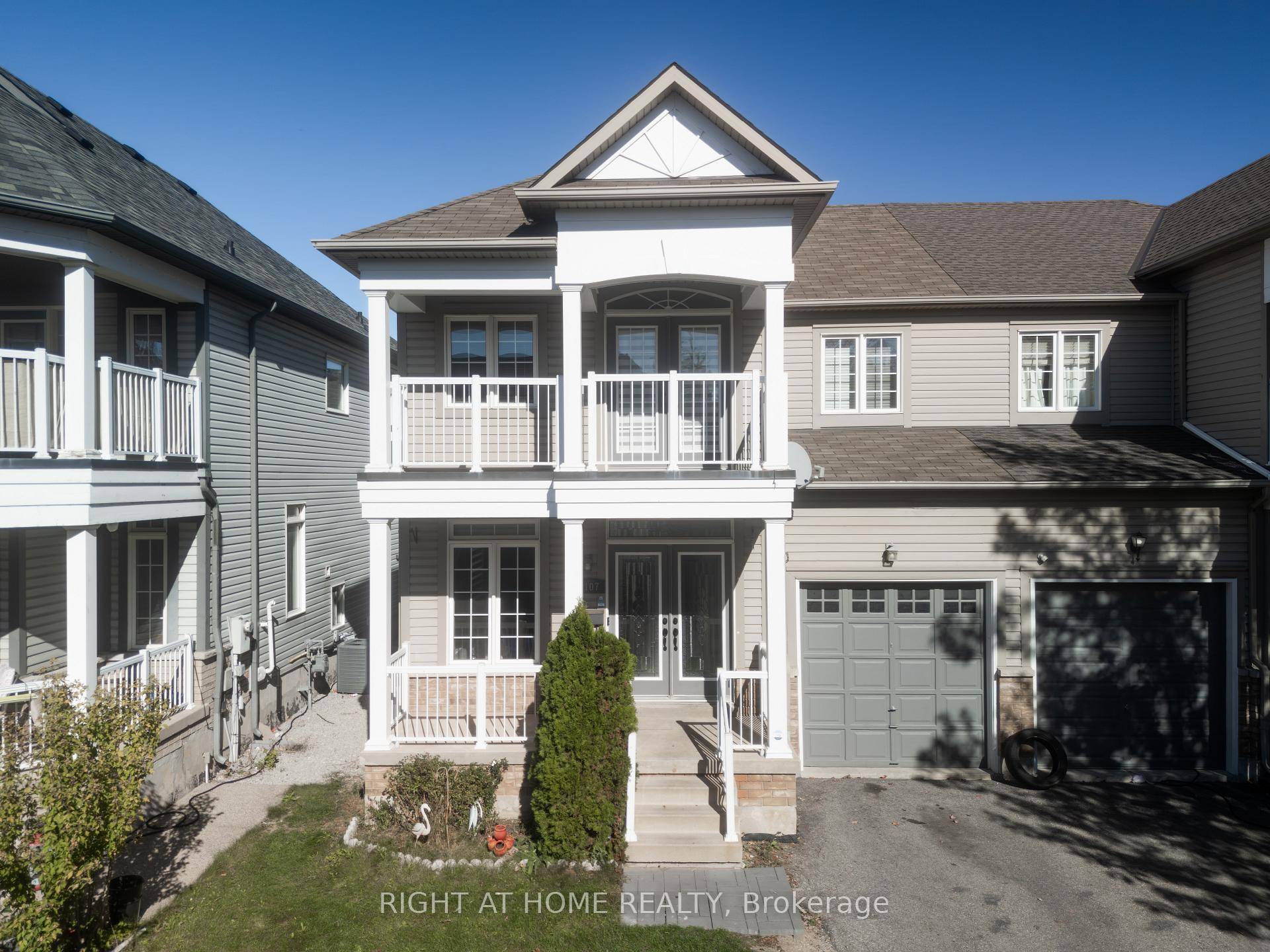 Sun filled and spacious open concept layout ideal for entertaining !