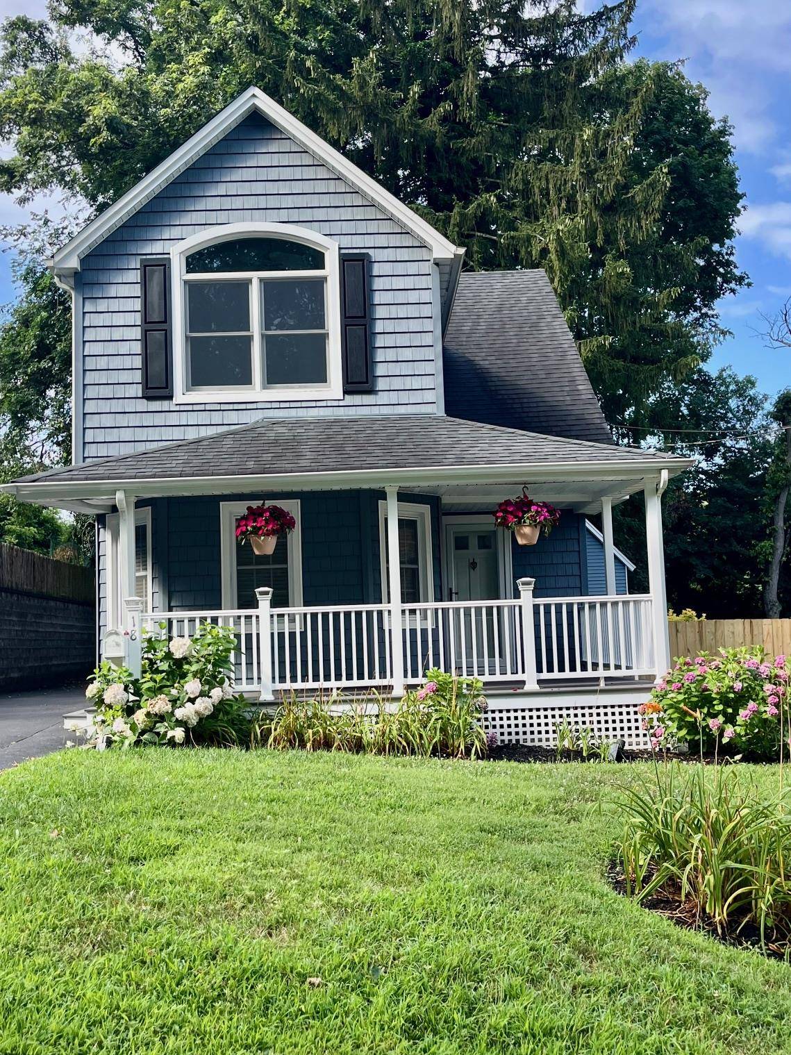 Welcome to this charming small cape style home, perfect for cozy living !