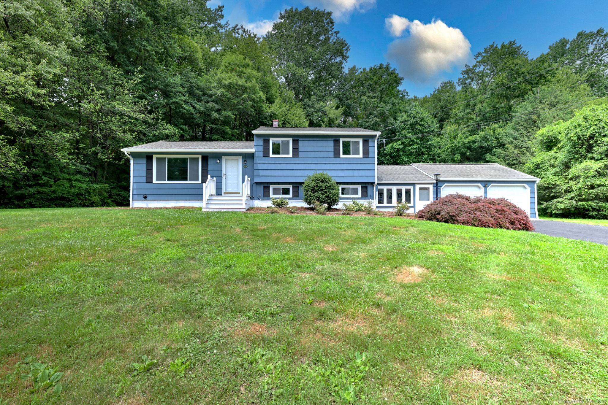 Welcome to Monroe's acclaimed Schools, parks and recreational activities with an added bonus of being in a great commuter location to NY, lower Fairfield County and New Haven.