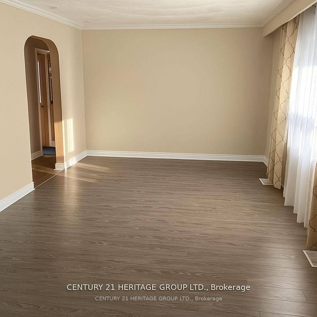 Welcome to this charming and private 3 bedroom bungalow just steps from Lake Simcoe and Innisfil beach !