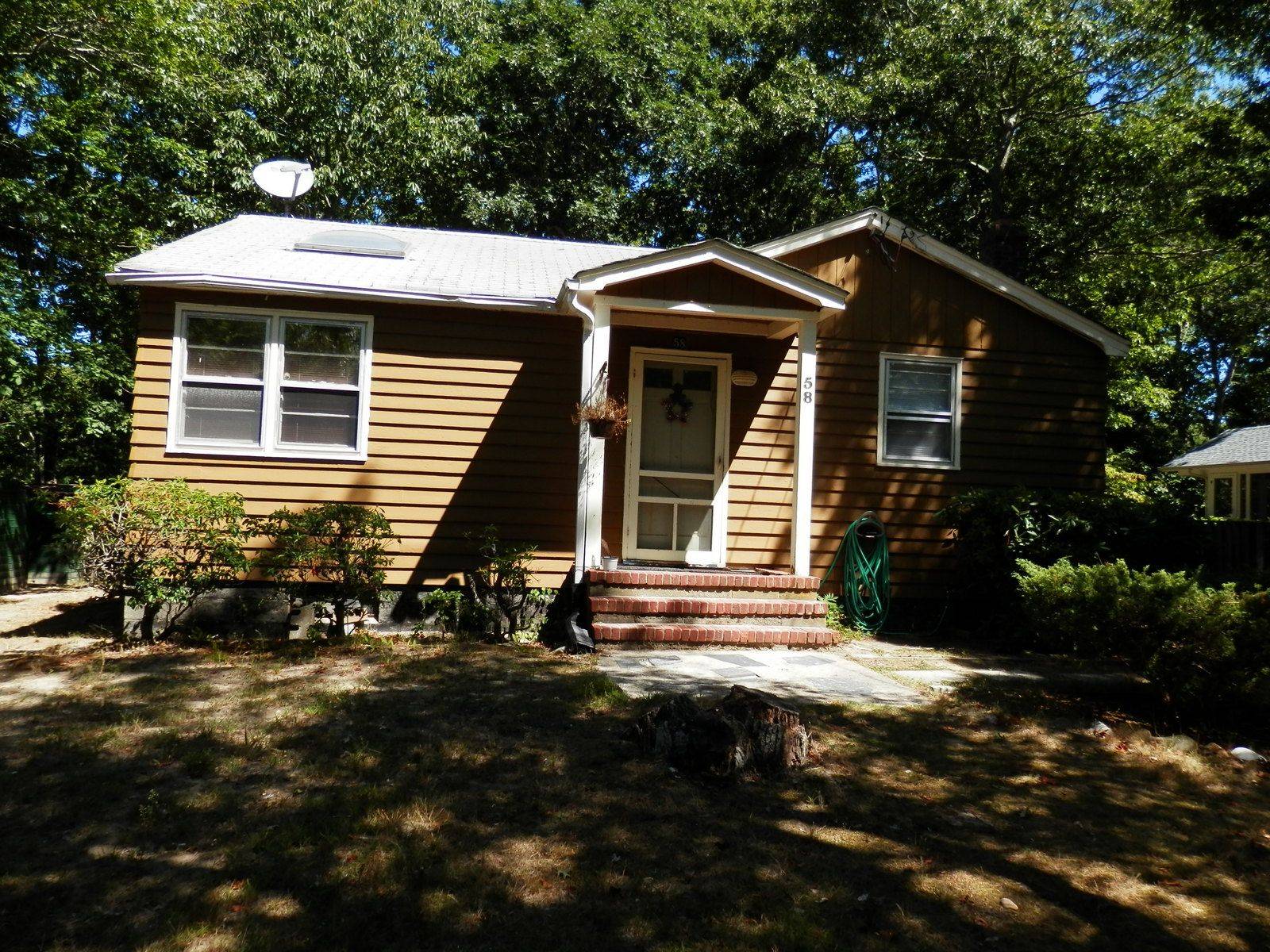 Enchanting Cottage Close to Town and Private Beach