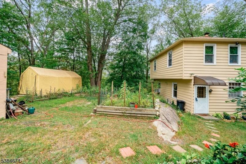 BACK ON THE MARKET ! Very private on top of the hill property waiting for the new owner !