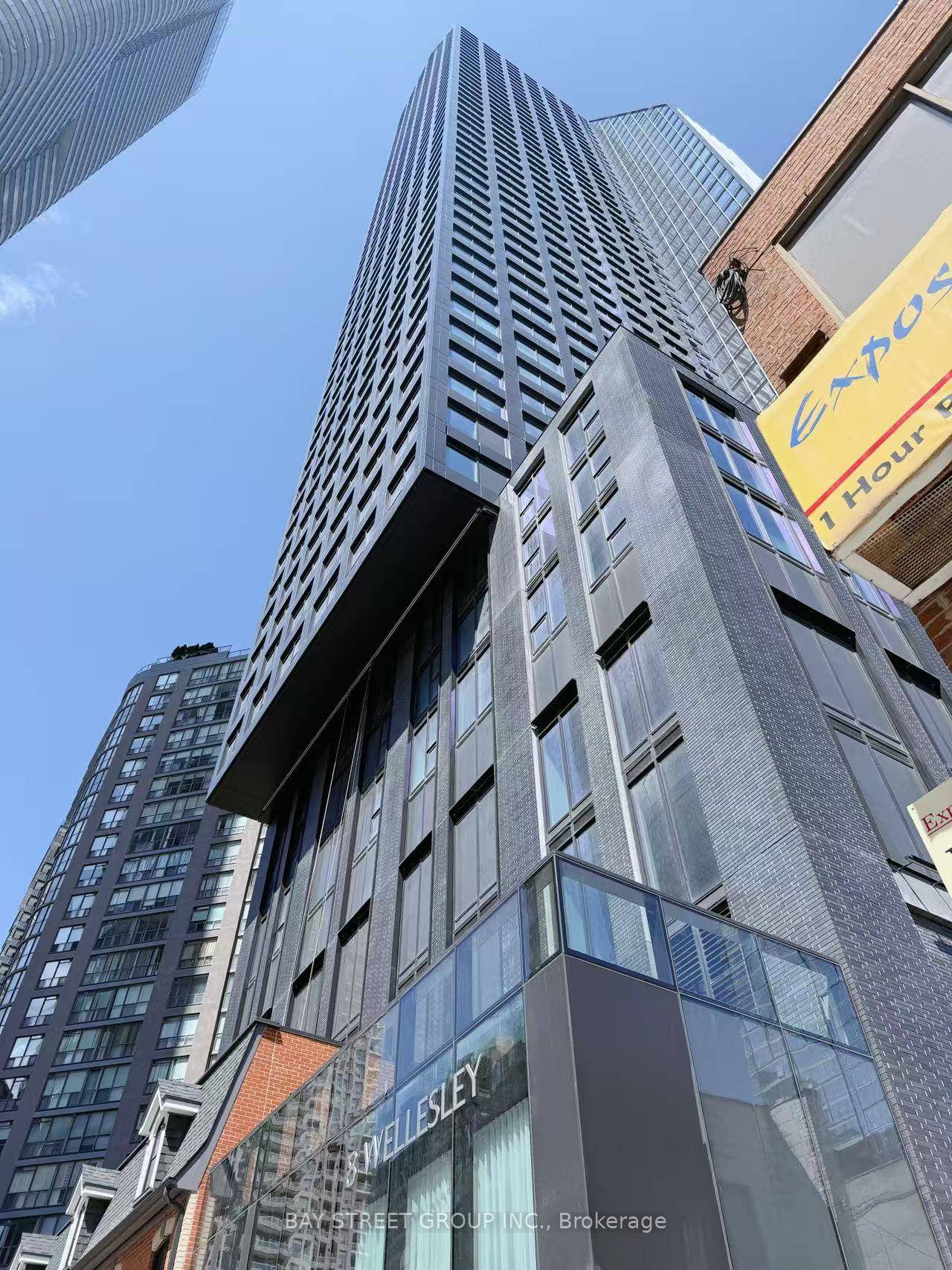 Brand new, 2 bedroom study 2 bathroom corner unit in the heart of downtown Toronto.
