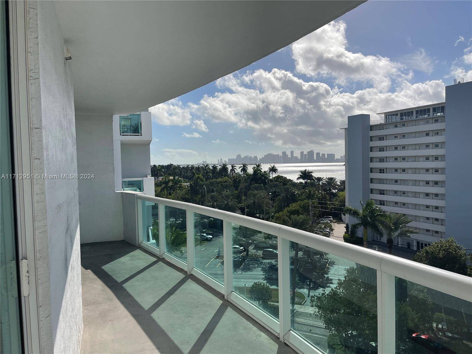 Spectacular Biscayne Bay views including views of Downtown Miami from this spacious 2 bed 2 bath split bedroom floor plan.