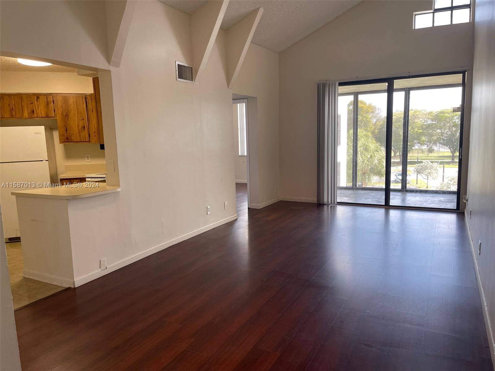 Beautiful 2 bedroom, 2 bath condo located in the heart of Oakland Park !