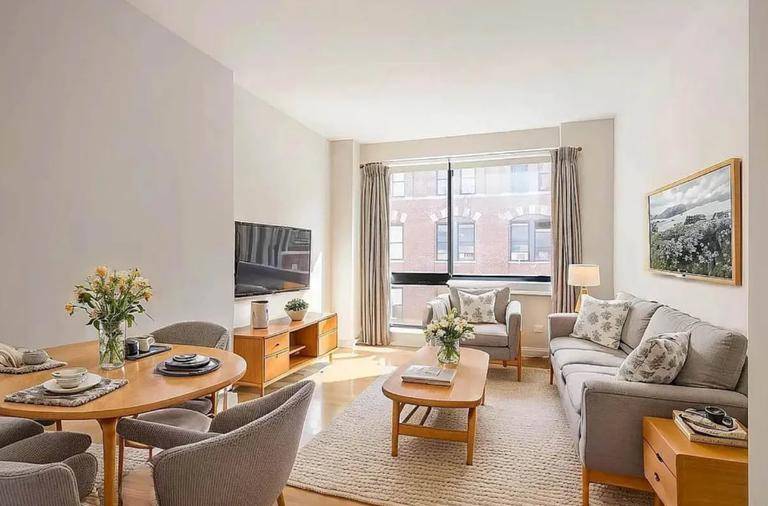 TERRACE LOVERS DREAM. TOP FLOOR 2BR WITH PRIVATE OUTDOOR SPACE !
