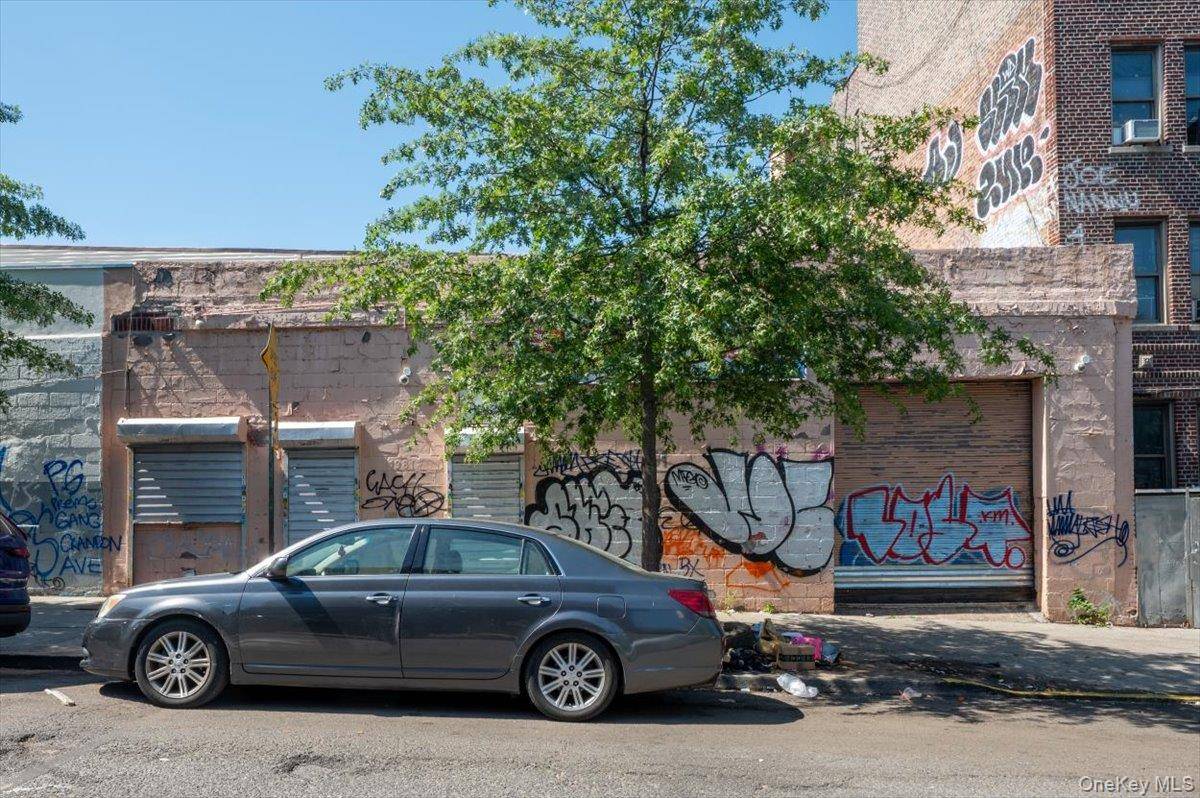 Situated in a high traffic area, this versatile commercial space is an excellent opportunity for businesses such as an automotive workshop, upholstery shop, warehouse, wrap or tint shop, logistics hub, ...