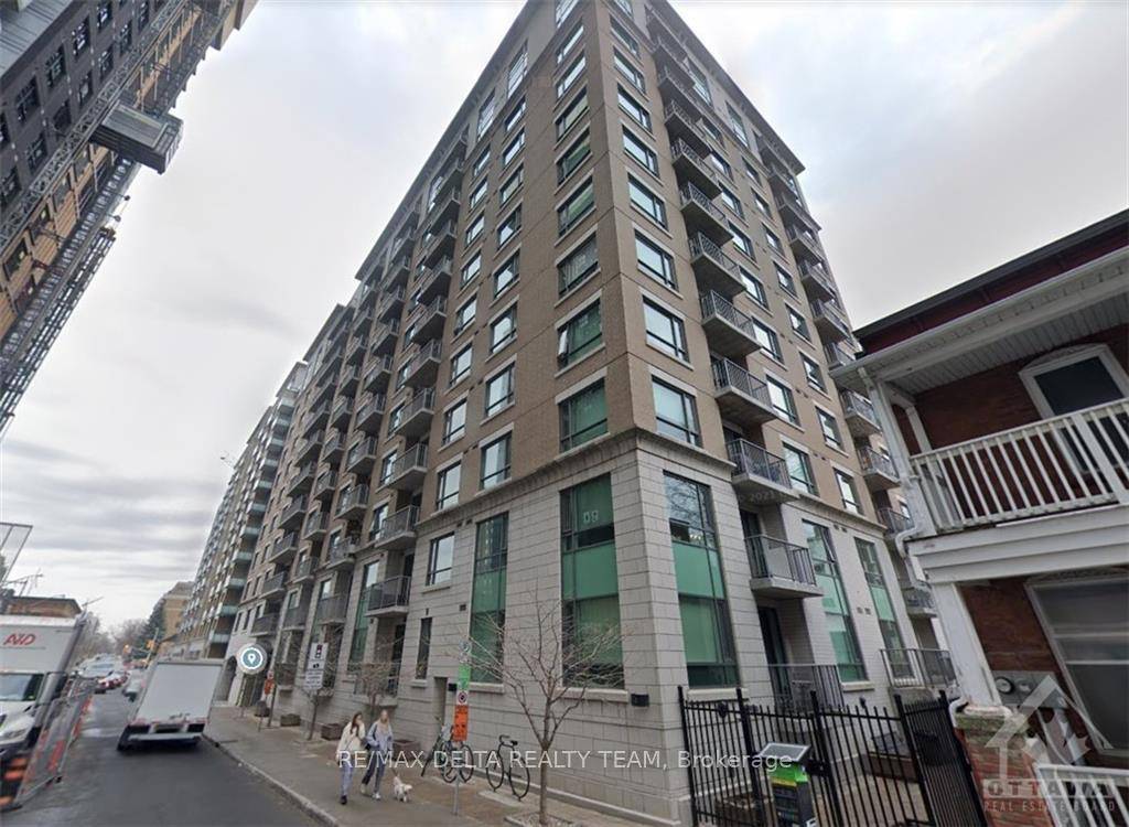 PENTHOUSE LEVEL 2 BED DEN CORNER UNIT with 2 INDOOR PARKING SPOTS at The Galleria in Sandy Hill !