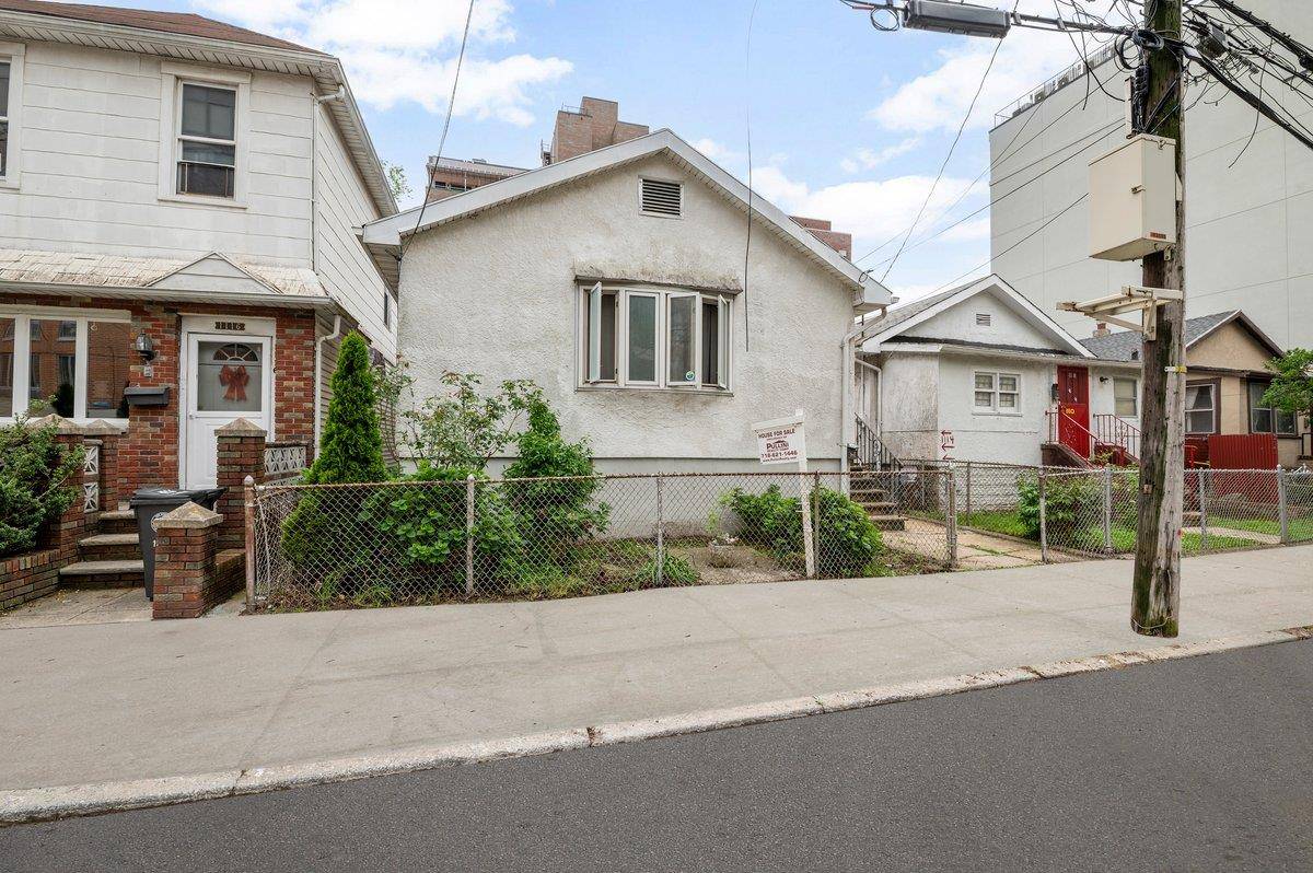 Sheepshead Bay Fully detached one family with private parking for 3 cars on a large 32 x 70 lot on a private block in Sheepshead Bay.