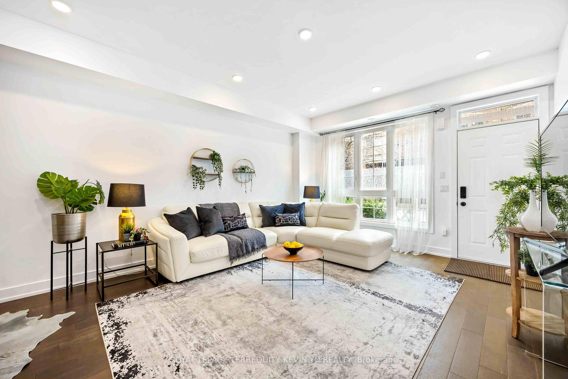 This bright and sunny 3 bed den, 3 bath townhouse in the Junction Triangle is full of thoughtful upgrades.