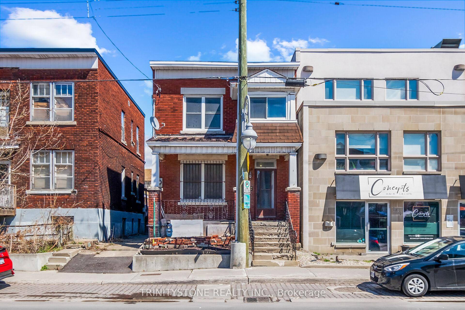 This 1930s duplex is a fantastic investment opportunity with its prime location in the heart of Little Italydirectly on Preston Street.
