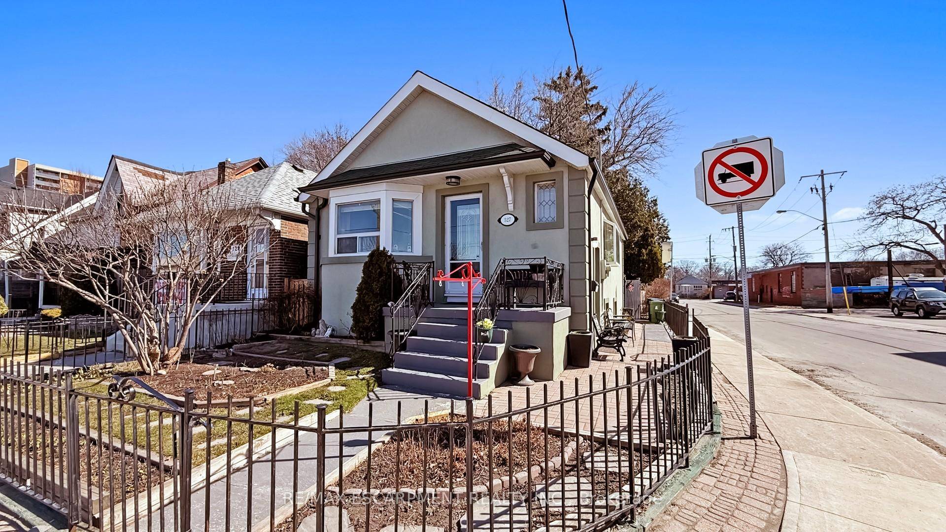 Location is ideal positioned in one of Toronto most vibrant Neighbourhoods !