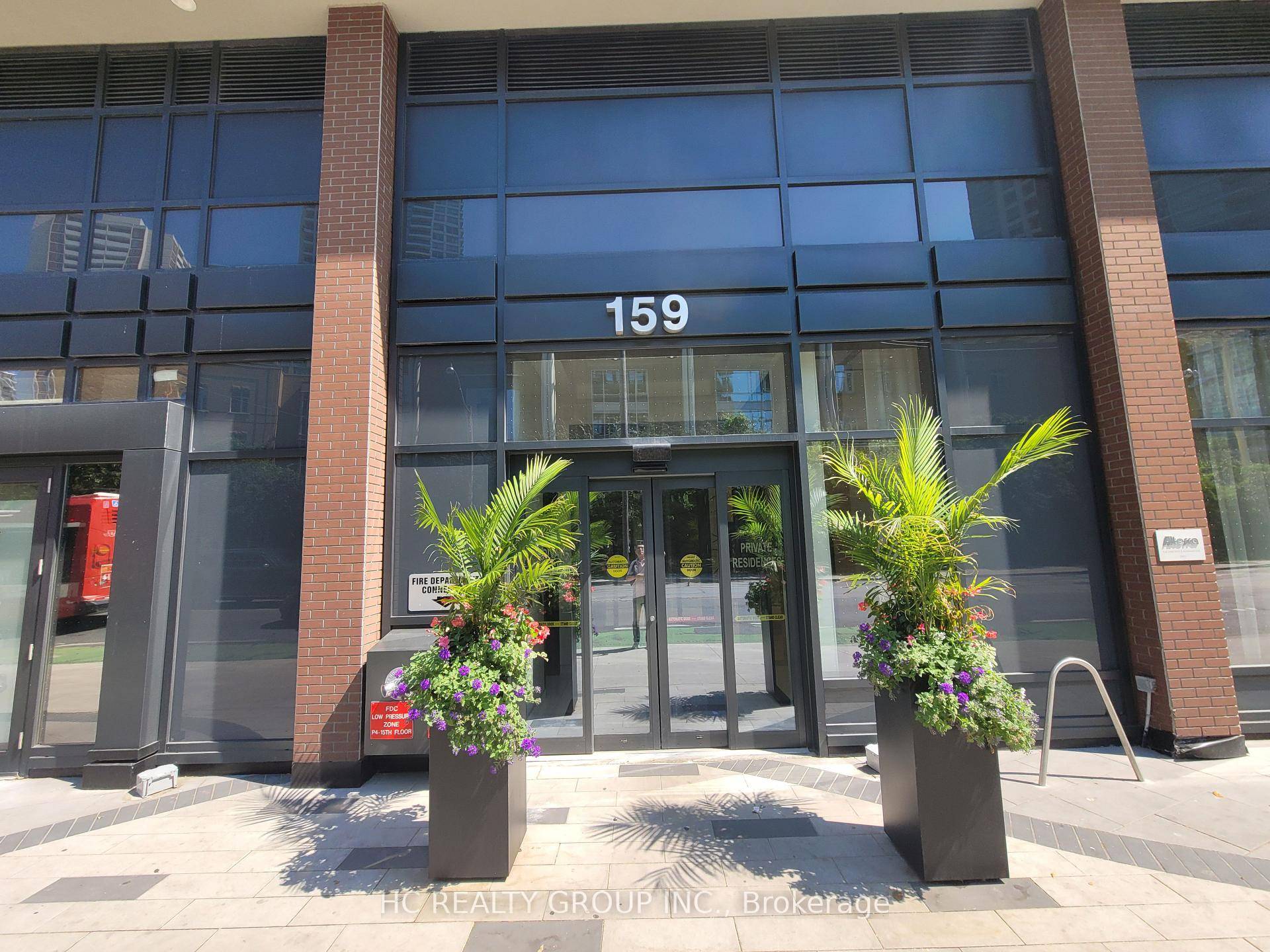 Bright And Spacious One Bedroom Condo Unit, Unobstructed View Of Lake, 9' High Ceilings.