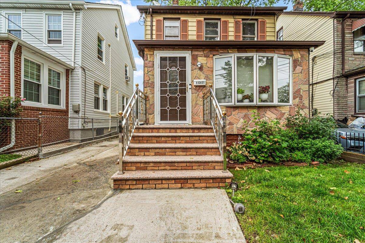 Move right in ! Spacious 4 bedroom, 3 bath single family home in the heart of Saint Albans.