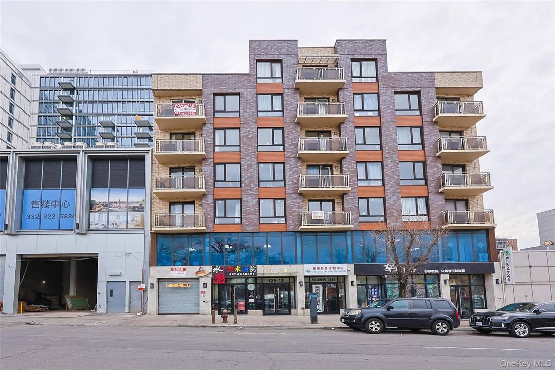 New Luxury Condo in Prime Flushing Location Rare opportunity to own an extra large one bedroom condominium in the heart of Flushing.